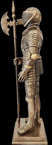 Ridderstatue med hellebard set fra ryggen – realistisk middelalderdesign
